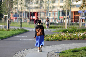 Piękna kobieta, dziewczyna spaceruje po chodniku, deptaku we Wrocławiu.	
 - obrazy, fototapety, plakaty