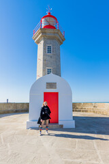 Jeune fille devant le Phare de Felgueiras &agrave; Foz do Douro &agrave; Porto