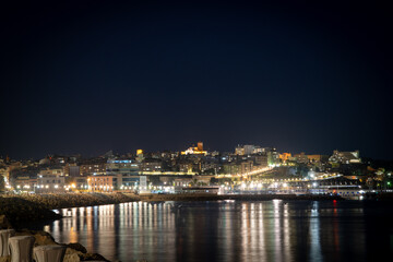 Fototapeta na wymiar Tarragona nocturna, vista desde el muelle hacia playa El Miracle