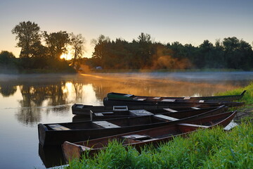 Wsch&oacute;d słońca nad Bugiem z ł&oacute;dkami