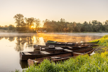 Wsch&oacute;d słońca nad Bugiem z ł&oacute;dkami