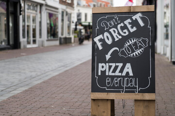 Schild mit Aufschrift "Dont forget to eat pizza every day"