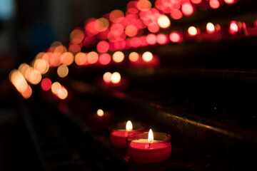 Kerzen in Unschärfe verschwimmend