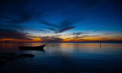 Naklejka premium sunset on the lake