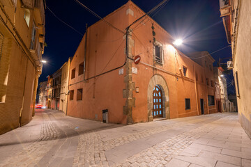 Obraz premium Tordera town of barcelona in the Maresme medieval city, european church night photography, city center