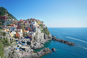 Fototapeta na wymiar Beautiful view of Manarola town. Is one of five famous colorful villages of Cinque Terre National Park in Italy
