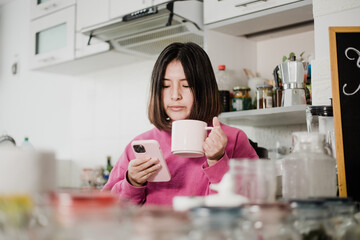 Mujer enviando audios y mensajes por teléfono