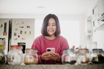 Mujer enviando audios y mensajes por teléfono