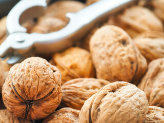 CALIFORNIA WALNUTS IN BULK WITH SHELLING TOOL
