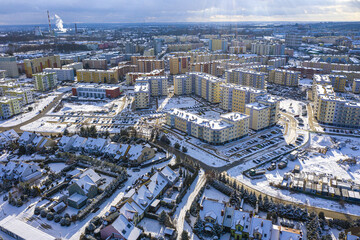 Zimowa panorama z lotu ptaka podczas słonecznej pogody, osiedle Manhattan, miasto Gorzów...
