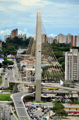 Em dia ensolarado a ponte Arco da Inovação em São José dos Campos