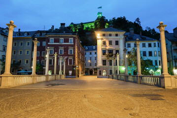 Fototapeta premium Cobblers Bridge in Ljubljana at night, Slovenia, Europe