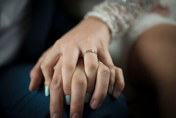 mains des jeunes mari&eacute;s entrem&ecirc;l&eacute;es