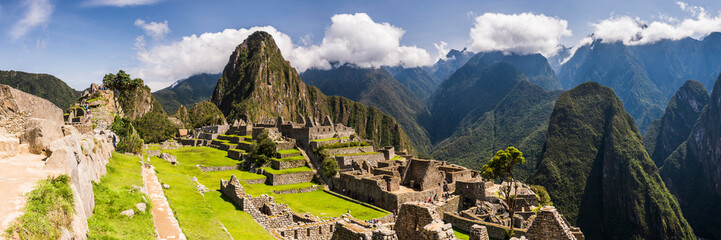 Fototapeta na wymiar Machu Picchu Inca ruins and Huayna Picchu (Wayna Picchu), Cusco Region, Peru, South America