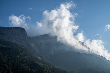 Fototapeta na wymiar Berg mit Wolken