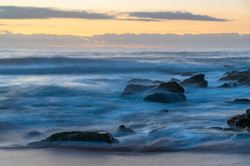 Obraz premium Soft sunrise seascape with clouds