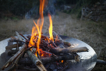 山の中の焚き火