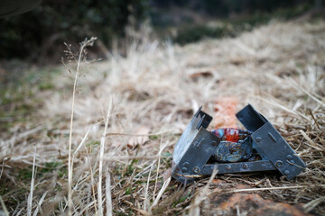 野に置かれたポケットストーブ
