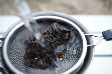 紅茶の茶葉にお湯を注ぐ