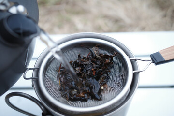 紅茶の茶葉にお湯を注ぐ