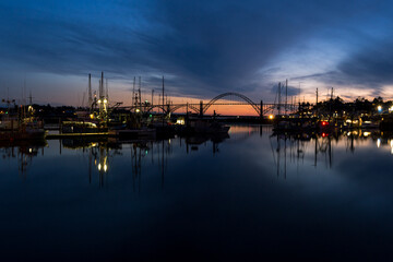 Fototapeta na wymiar Famous Yaquina Bay Bridge and marina at dusk in Newport, Oregon