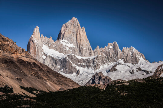 Mount Fitz Roy (aka Cerro Chalten), Los Glaciares National Park, El Chalten, Patagonia, Argentina, South America