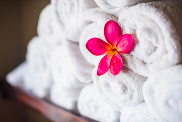 Obraz na płótnie Canvas Detail of towels and pink flowers at a luxury day spa, a perfect place for relaxing
