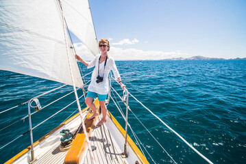 Tourist on a sailing boat trip in the Bay of Islands, from Russell, Northland Region, North Island, New Zealand