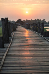 Obraz premium U Bein Teak Bridge at sunrise, a 1.2km wooden bridge in Mandalay, Mandalay Region, Myanmar (Burma)
