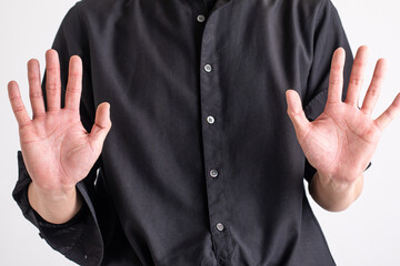 両方の手の平をこちらに向ける男性　stop