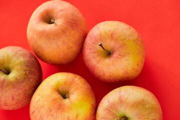 収穫した美味しいりんごのクローズアップ写真