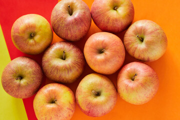 収穫した美味しいりんごのクローズアップ写真