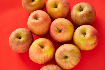 収穫した美味しいりんごのクローズアップ写真