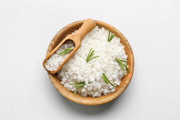 Obraz na płótnie Canvas Wooden bowl and scoop with sea salt on white background