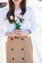 花束をもらって笑みを浮かべる女性　Flower