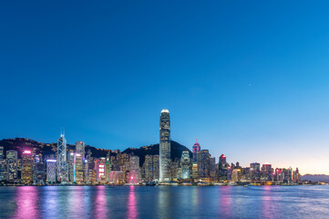 Fototapeta premium Scenery of Victoria harbor of Hong Kong city at dusk