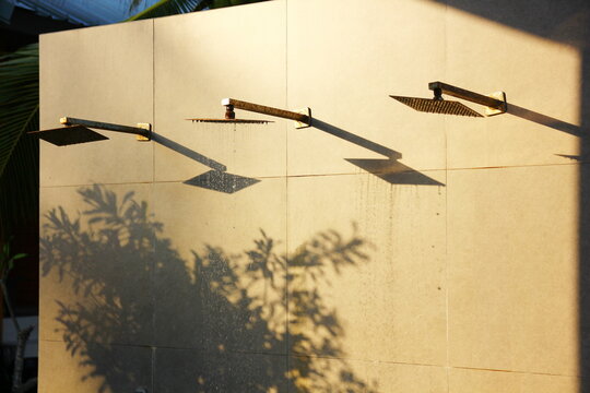 outdoor shawer light and shadow on the wall