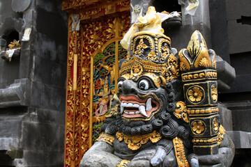 Obraz premium Closeup up of a statue in front of temple around Tanah Lot. Taken January 2022.