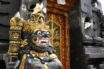 Fototapeta premium Closeup up of a statue in front of temple around Tanah Lot. Taken January 2022.