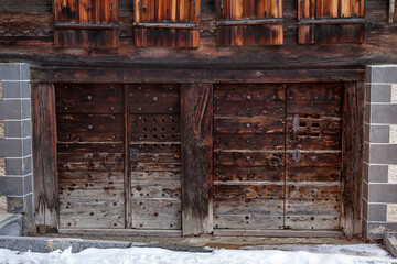 Vieilles portes de grange en bois dans les Alpes suisses