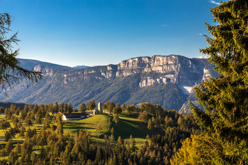 Blick vom Möltner Joch zu St. Jakob auf Langfenn und Mendelkamm, Südtirol