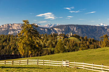 Blick vom Möltner Joch zu St. Jakob auf Langfenn und Mendelkamm, Südtirol