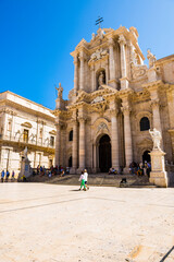 Fototapeta premium Duomo di Siracusa in Piazza Duomo, tourists sightseeing at The Temple of Athena (Syracuse Cathedral), Ortigia, Syracuse (Siracusa), UNESCO World Heritage Site, Sicily, Italy, Europe
