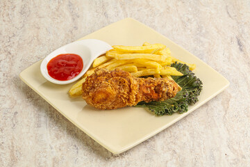 Crispy chicken leg with fry potato