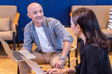 Obraz premium Customer is listening to banker suggestion on mutual fund that he would like to invest for investment and financial advice concept