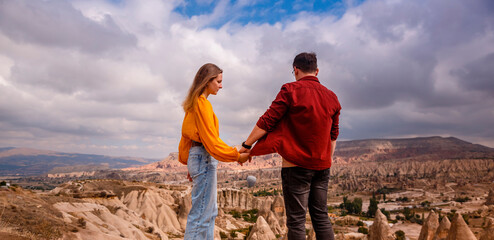 Obraz na płótnie Canvas Young couple on hill in Cappadocia