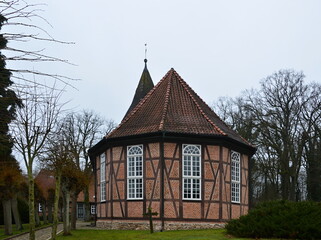 Historische Kirche im Winter im Dorf Ostenholz, Niedersachsen