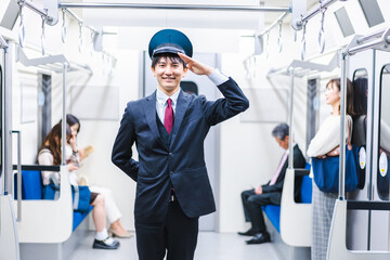 電車内で働く車掌