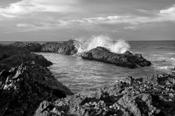 Obraz premium Black and White Photo of Stormy Waves Crashing on Rocks at Snapper Rocks, Gold Coast, Australia