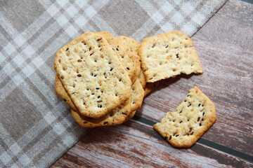 crispy diet crackers with cumin and quinoa seeds